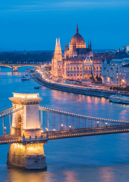 chain bridge over the danube river and city skyline at sunset in budapest hungary - budapest parliament building chain bridge night imagens e fotografias de stock