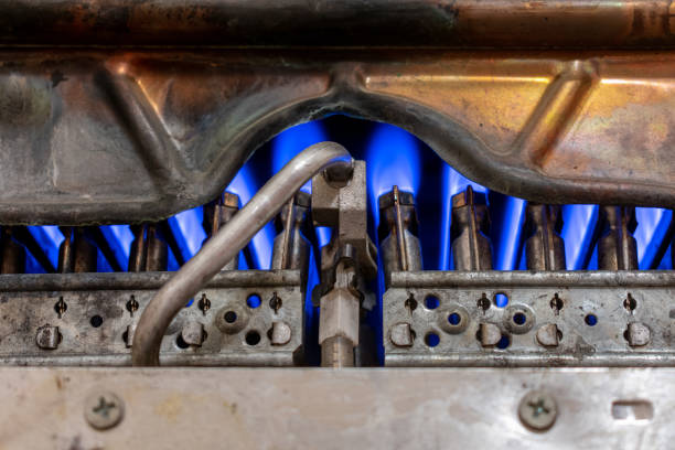 chaudière au gaz de cuivre. feu de bois et chaudière à gaz de feu. - gas boiler water heater flame exploding photos et images de collection