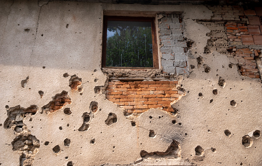 Edificios destruidos en el centro de Mostar como resultado de los combates durante la guerra civil photo
