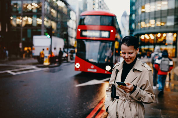 公共バスやタクシーを利用してロンドンで通勤するミレニアル世代の女性 - bus taxi london england double decker bus ストックフォトと画像