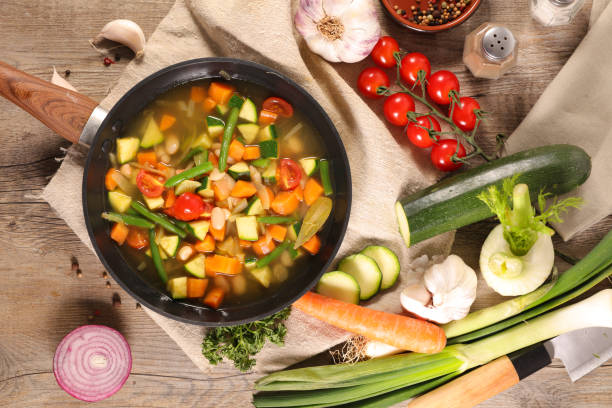 brodo con zuppa di verdure, minestrone - minestrone foto e immagini stock