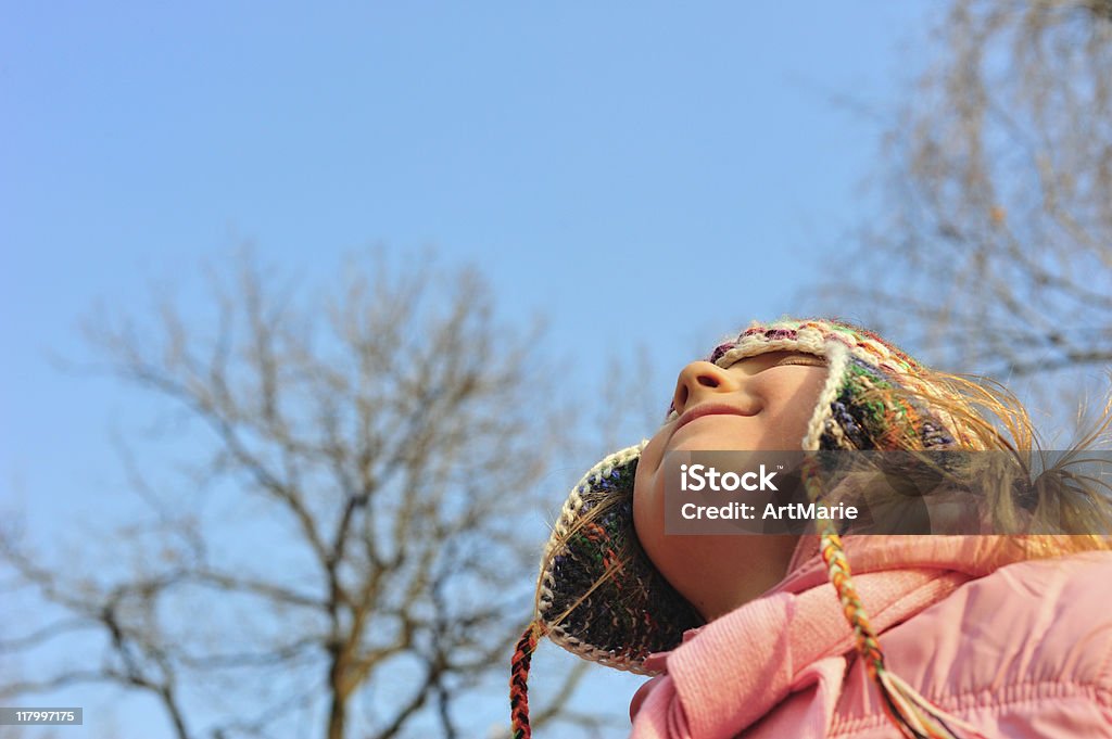 Niña mirando hacia arriba - Foto de stock de Aire libre libre de derechos