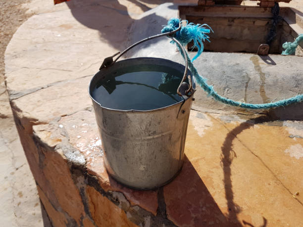 Eimer des traditionellen tunesischen Brunnens – Foto