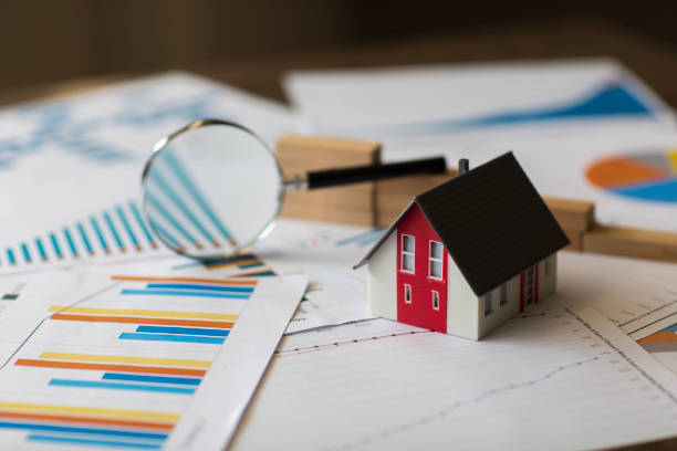 casa en miniatura en un gráfico financiero - stock market data finance chart home finances fotografías e imágenes de stock