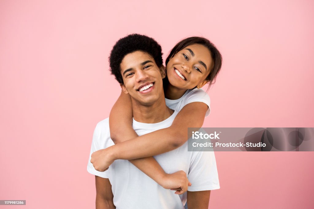 사랑하는 소녀 포옹 사람 포즈 에 카메라 커플에 대한 스톡 사진 및 기타 이미지 - 커플, 벽, 분홍 - iStock