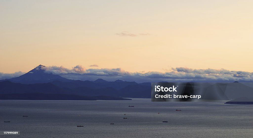 Abend-Landschaft mit Schiffen und die Berge - Lizenzfrei Abenddämmerung Stock-Foto