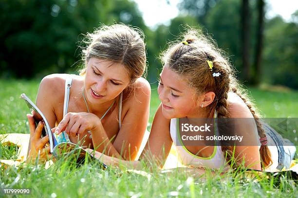 Engraçado Mãe E Filha A Ler - Fotografias de stock e mais imagens de Revista - Publicação - Revista - Publicação, Ler, Ao Ar Livre