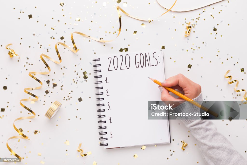 2020년 목표와 메모장에 적어 쓰는 여성 - 로열티 프리 2020년 스톡 사진 2020년 목표와 메모장에 적어 쓰는 여성 - 로열티 프리 2020년 스톡 사진