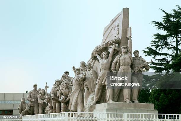 Estatua De La Plaza De Tiananmen Foto de stock y más banco de imágenes de China - China, Ciudades capitales, Color - Tipo de imagen