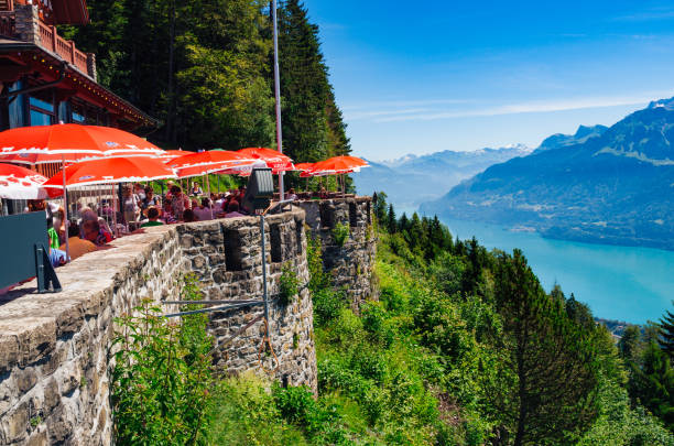 harder kulm restaurante, lago de brienz, interlaken, suíça - interlaken lake brienz switzerland - fotografias e filmes do acervo