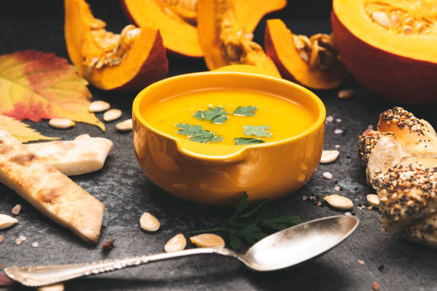 sopa de calabaza casera para los días de otoño - sopa de crema fotografías e imágenes de stock