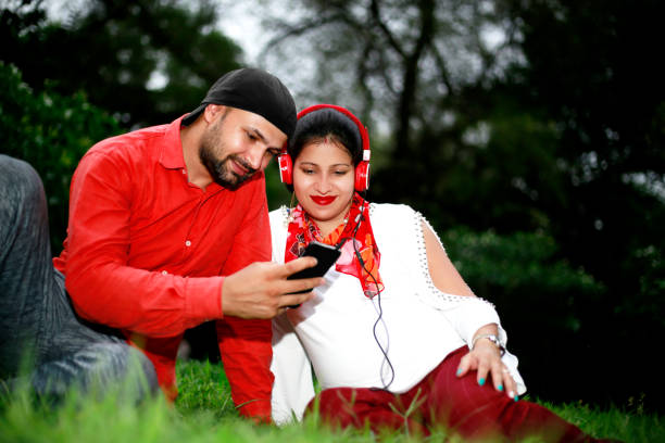 беременные женщины с мужем с помощью смартфона - new delhi audio стоковые фото и изображения