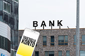eine-bank-smartphone-und-das-tagesgeld.jpg?b=1&s=170x170&k=20&c=jqNejLOwWWOwLkqrYIvQc_0H8zinT7oYs8oywmmReVA=