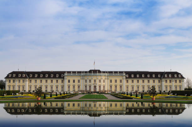 palácio ludwigsburg com lago de primavera - ludwigsburg - fotografias e filmes do acervo