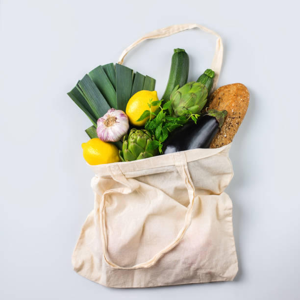 мешок сетки с фруктами, овощами. нулевые отходы, пластиковые свободные концепции - duty free стоковые фото и изображения
