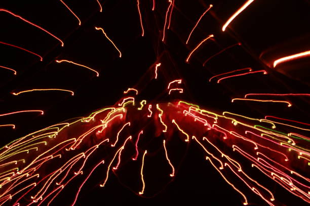 暗い背景に光る抽象的なカラフルなライトトレイルライン。 - light trail shanghai city street city ストックフォトと画像