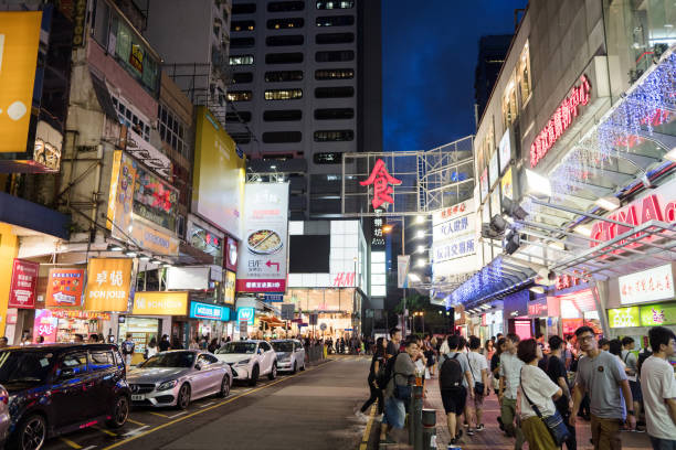 mongkok, vue de rue de hong kong - hong shopping night skyline photos et images de collection