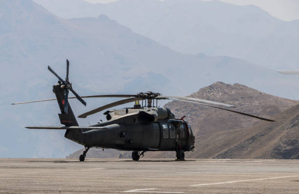 UH-60 Black Hawk military helicopte UH-60 Black Hawk military helicopte uh 1 helicopter stock pictures, royalty-free photos & images