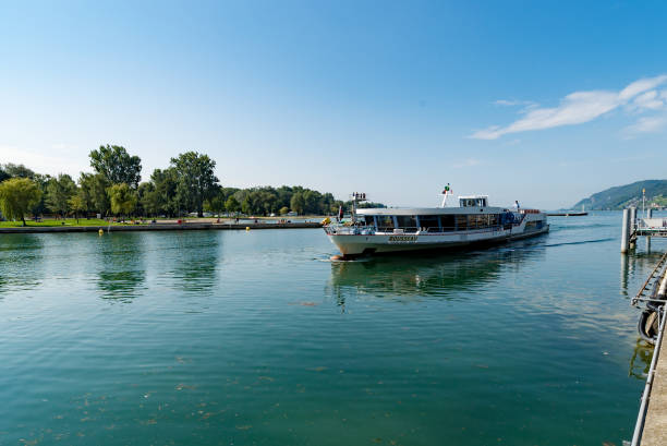 grande navio de passageiros de transporte público entra no porto em biel no lago bielersee - berne switzerland europe bridge - fotografias e filmes do acervo