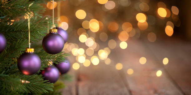 árbol de navidad con baubles púrpuras y luces doradas fondo - christmas tree decorations indoors selective focus arrangement fotografías e imágenes de stock