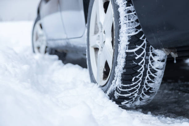 автомобильная шина зимой на дороге, покрытой снегом, крупным планом фото - winter driving стоковые фото и изображения