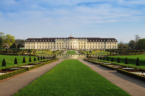 pałac ludwigsburg z barokową park wiosna - bush formal garden boxwood flower bed zdjęcia i obrazy z banku zdjęć