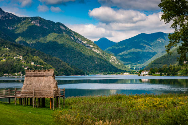 stilt house w: lago di ledro in italy - shack hut old obsolete zdjęcia i obrazy z banku zdjęć