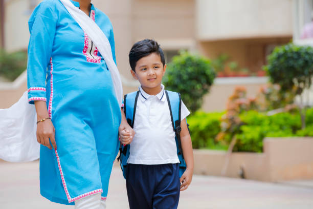 coming home from school zdjęcie stockowe - human pregnancy physical activity women india zdjęcia i obrazy z banku zdjęć