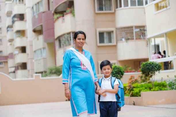 학교 스톡 사진에서 집으로 돌아오기 - human pregnancy physical activity women india 뉴스 사진 이미지