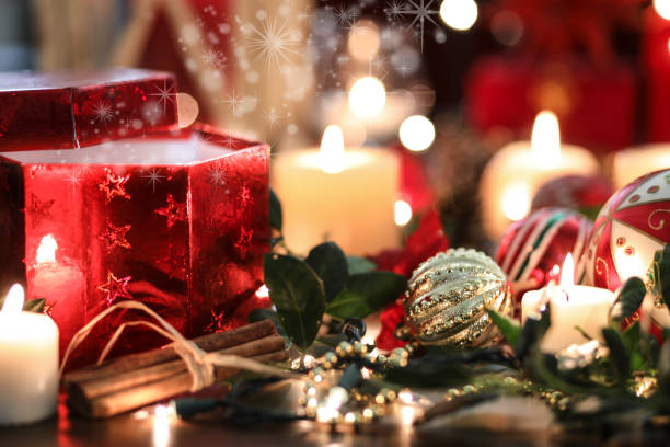 рождественские праздничные украшения, свечи, подарок на столе. - poinsettia christmas candle table стоковые фото и изображения