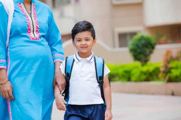 coming home from school zdjęcie stockowe - human pregnancy physical activity women india zdjęcia i obrazy z banku zdjęć