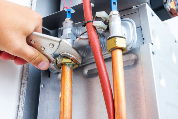 fontanero reparando una caldera de gas de un sistema de calefacción para el hogar en la sala de calderas. primer plano, enfoque selectivo. - power equipment fotografías e imágenes de stock