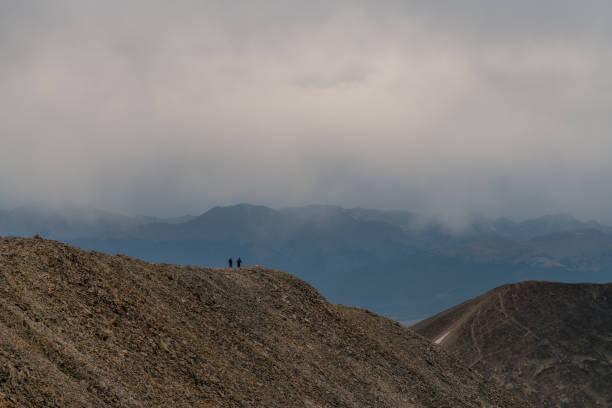 deux randonneurs sur le mont sherman - colorado - tenmile range photos et images de collection