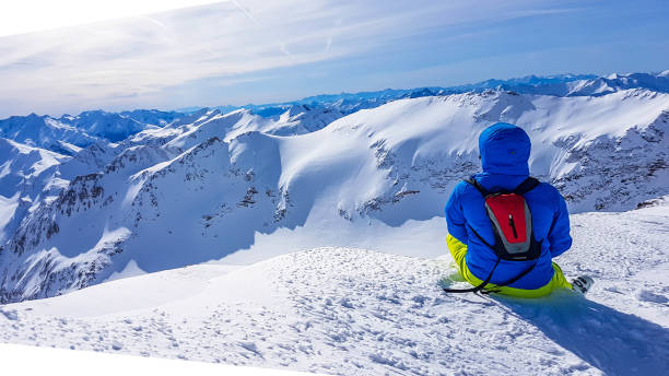 몰탈 빙하 - 눈 위에 앉아 있는 스키어 - ski resort winter sport apres ski ski slope 뉴스 사진 이미지