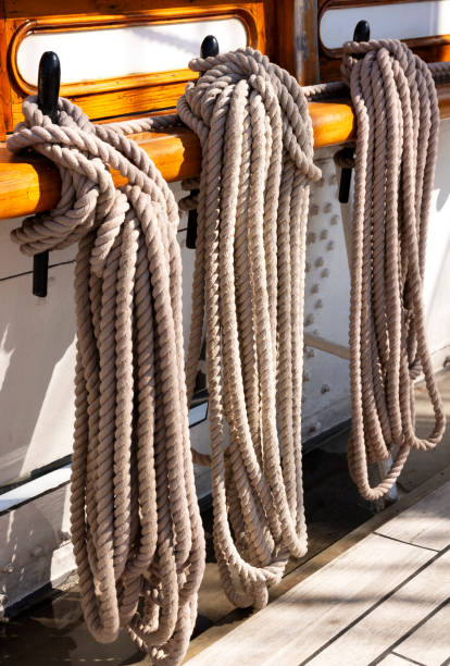 gréement sur le vieux bateau à voile - cable winch sailing yacht sport photos et images de collection