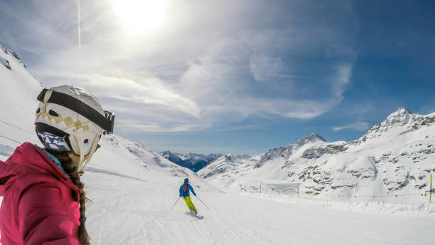 ケルタル氷河 - 雪の斜面を下るカップル - snow skiing apres ski couple ストックフォトと画像