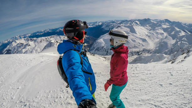 geleira de mölltal-um par que joga na neve - apres ski winter friendship ski - fotografias e filmes do acervo
