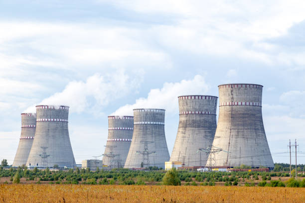 原子力発電所の煙突の実写真。煙が出てエコロジーと原子力の概念 - large business chimney cloud ストックフォトと画像