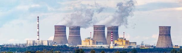 極端な解像度で原子力発電所のパノラマ。現代の本物の原子力発電所の写真。 - large business chimney cloud ストックフォトと画像
