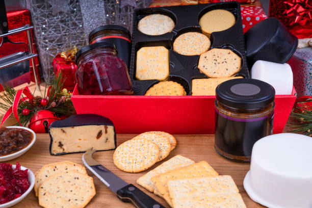 Cesto natalizio di formaggi e cracker - foto stock