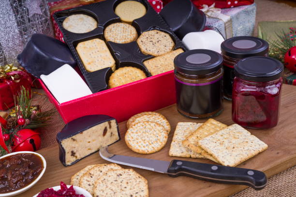 Cesto natalizio di formaggi e cracker - foto stock