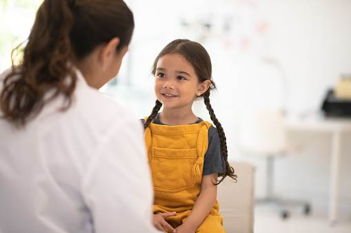 Chica recibiendo Chequeo con la foto de stock del Doctor photo