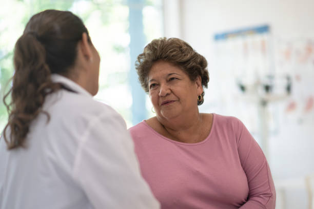 mujer mayor hablando con la foto de archivo del doctor - patient doctor hospital senior adult fotografías e imágenes de stock