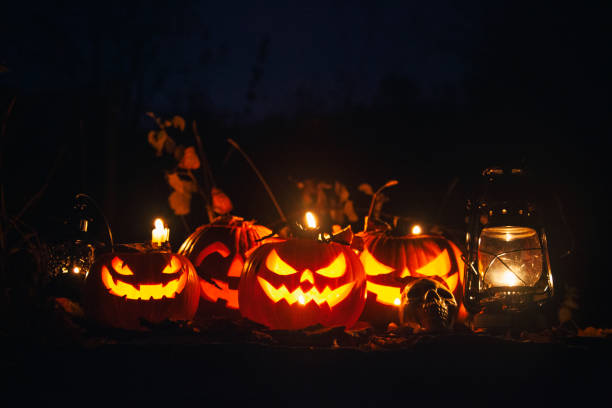 zucche jack-o-lantern di halloween - halloween pumpkin party carving foto e immagini stock