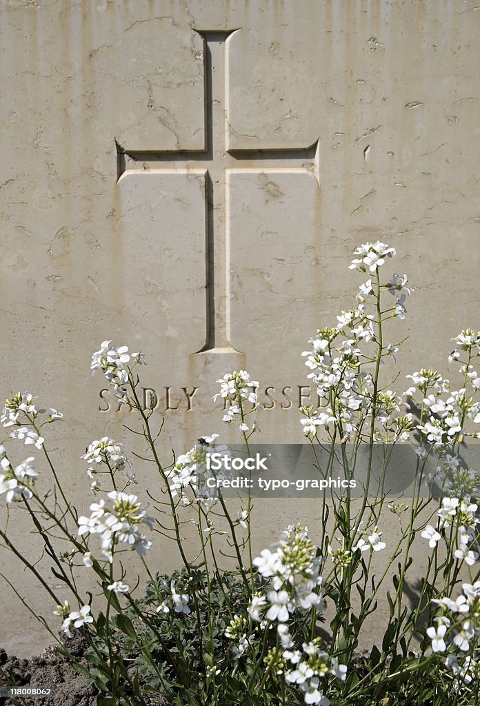 Croix sur une pierre tombale avec inscription - Photo de Caillou libre de droits