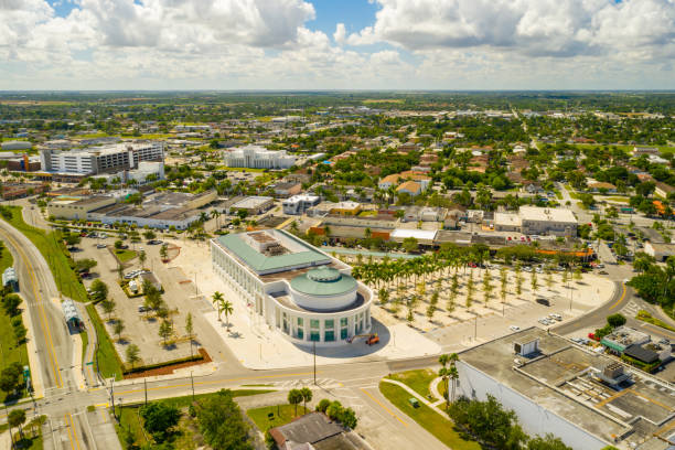 riprese aeree di downtown homestead miami dade florida - miami dade foto e immagini stock