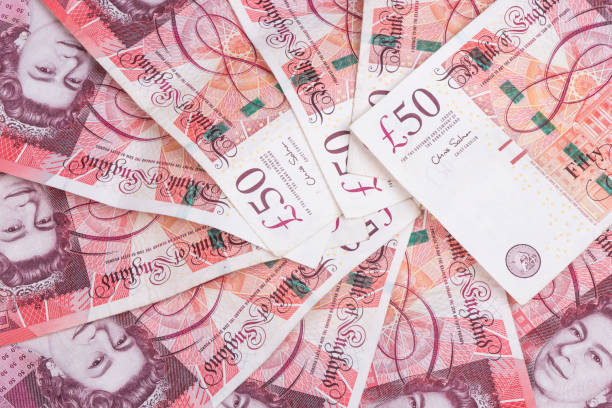 verbreitung von zufälligen 50 britischen pfund-noten - pound symbol red british currency symbol stock-fotos und bilder