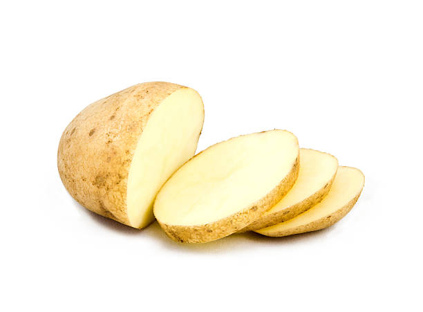 scheiben kartoffel auf weißem hintergrund - kartoffel grundnahrungsmittel stock-fotos und bilder