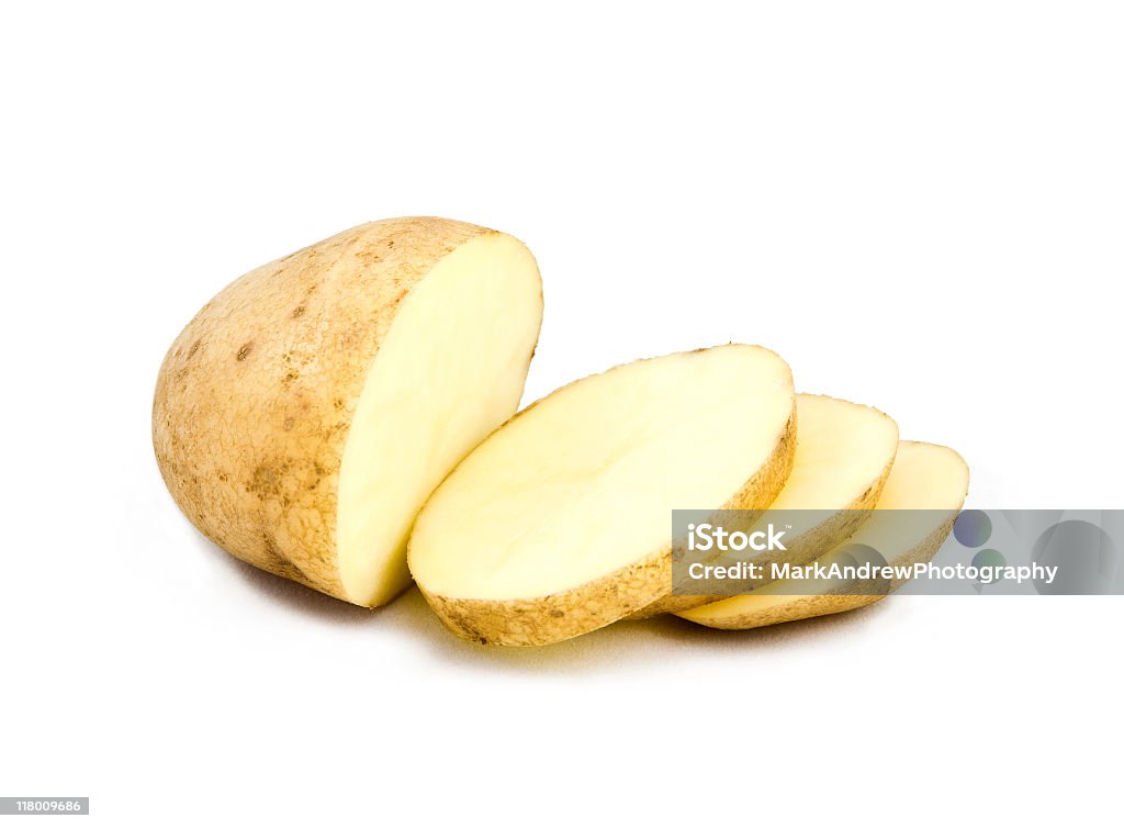 Fette di patate su sfondo bianco - Foto stock royalty-free di Ricette di patate