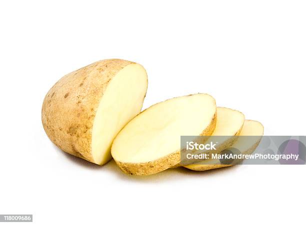 Foto de Fatias De Batata Em Fundo Branco e mais fotos de stock de Batatas Prontas - Batatas Prontas, Batata - Tubérculo, Figura para recortar